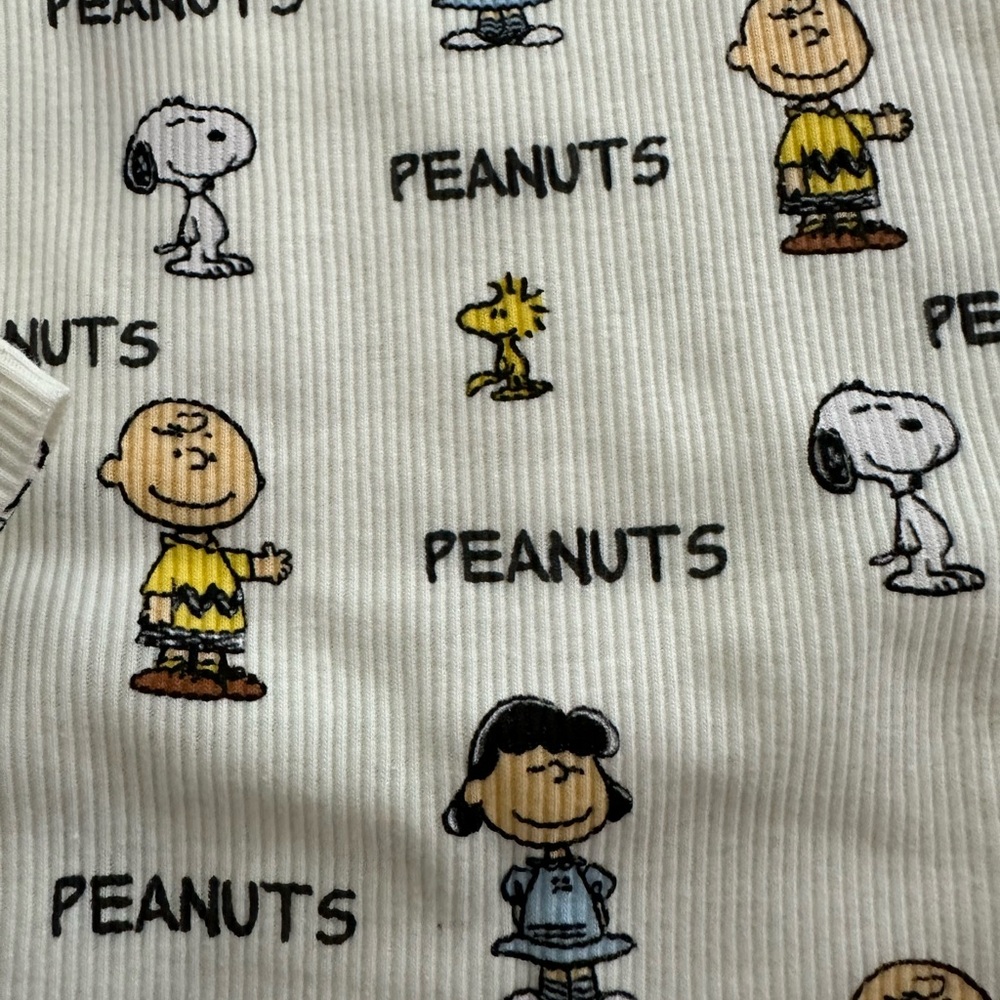 PEANUTS LICENSED JUNIOR SHORT SLEEVE CROP TOP SIZE SMALL NWT - Picture 5 of 7